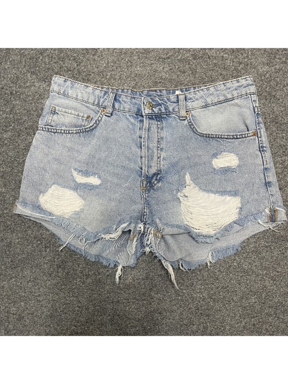 H&M &Denim Boyfriend Distressed Light Wash Denim Shorts Size 8 Regular Waist